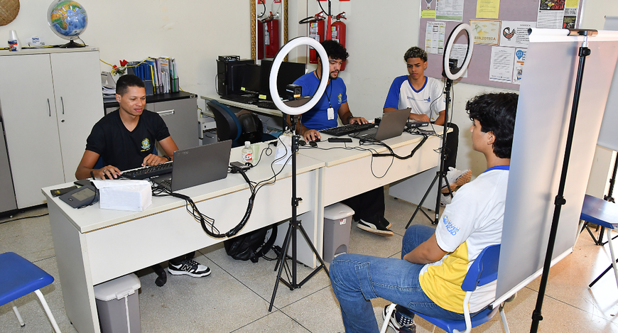 #ParaTodosVerem: Foto mostra um atendimento da Justiça Eleitoral em ambiente interno. Quatro jov...