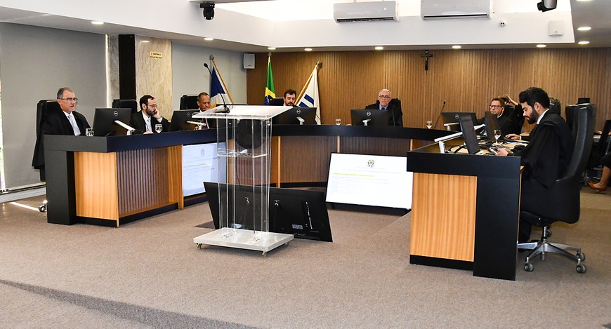 Foto da sessão no Pleno do TRE-TO. Os magistrados do tribunal vestem toga preta.