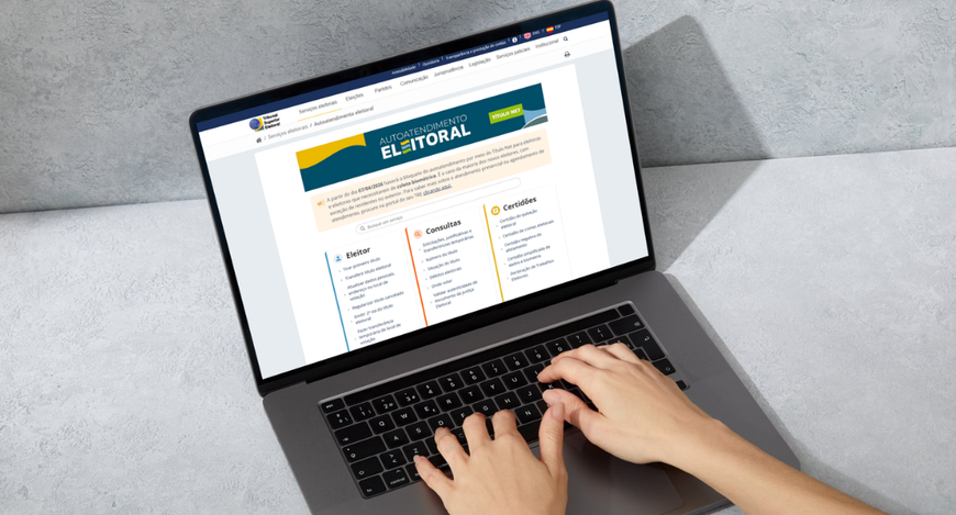 #ParaTodosVerem: A foto ilustra uma pessoa utilizando um notebook para acessar o portal de Autoa...