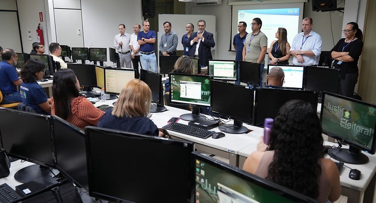 #ParaTodosVerem: Fotografia mostra uma sala de treinamento da EJE-TO. Em primeiro plano, servido...
