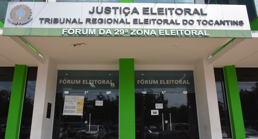 A imagem mostra a fachada do cartório da 29ª ZE de Palmas. Na parte superior, há uma placa com o...