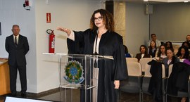 #ParaTodosVerem: Na foto, a magistrada Edssandra aparece em pé no plenário, atrás de um púlpito ...