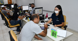 #ParaTodosVerem: Em um cartório eleitoral, servidores atendem eleitores em um ambiente organizad...