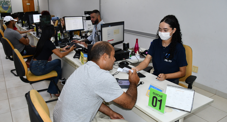 #ParaTodosVerem: Em um cartório eleitoral, servidores atendem eleitores em um ambiente organizad...