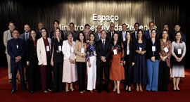 A imagem mostra um grupo de cerca de 30 pessoas posando para uma foto oficial em um evento forma...