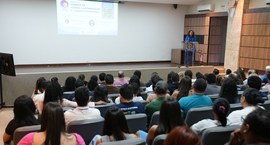 Duas palestras integraram Semana do Combate ao Assédio nesta quarta-feira, 13 A imagem mostra um auditório durante uma palestra institucional. Em primeiro plano, dezenas de p...
