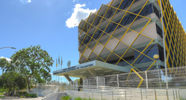 #ParaTodosVerem: A imagem mostra a fachada moderna do prédio do TRE-TO. A arquitetura conta com ...