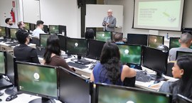 Fotografia mostra uma sala na EJE-TO, com representantes de partidos políticos sentados em frent...