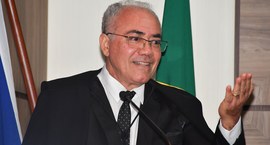 A imagem mostra o desembargador Adolfo Amaro Mendes, de cabelos grisalhos, usando óculos e vesti...