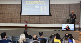 A imagem registra o 2º Seminário Científico da EJE/TO, realizado em um auditório moderno com pai...
