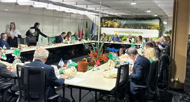#ParaTodosVerem: A imagem mostra uma reunião formal com várias pessoas sentadas ao redor de uma ...