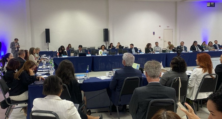A imagem mostra uma reunião formal com representantes de diferentes Corregedorias, sentados ao r...