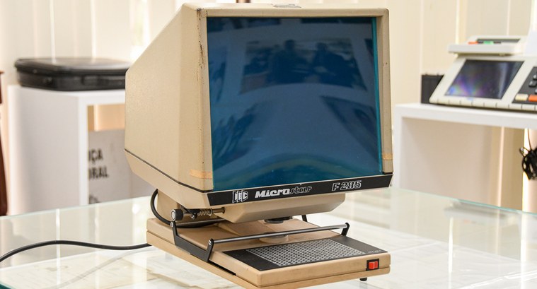 Foto de capa contendo um antigo leitor de microfichas usado no cadastro eleitoral
