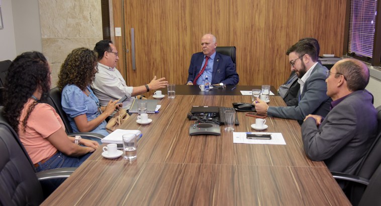 14.09.22 Reunião do Presidente Helvécio com Diretor da Energisa Foto colorida de duas mulheres e cinco homens sentados em uma mesa de reunião, com as mulheres e...