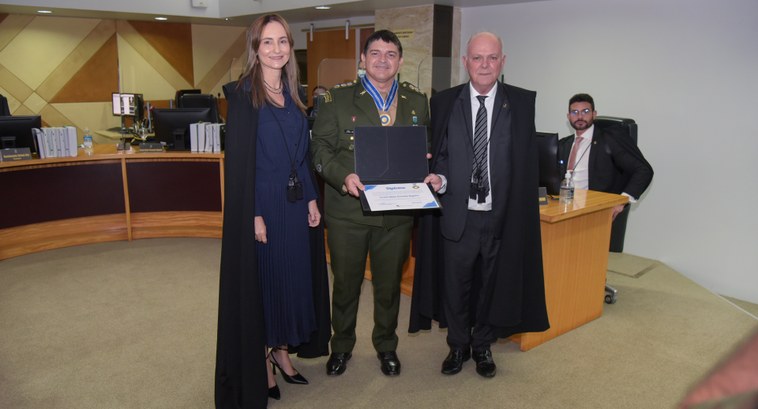 Foto do recebimento da Medalha do Mérito Eleitoral