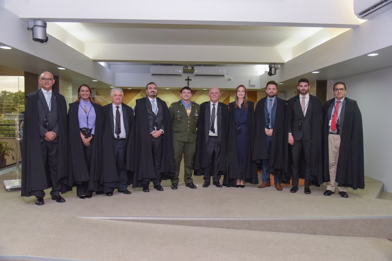 Foto da composição da mesa de honra Medalha do Mérito Eleitoral