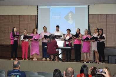 Coral Encanto se apresentando.