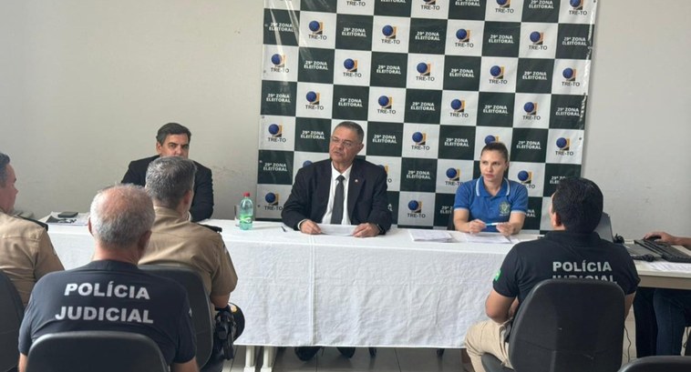 A foto mostra uma reunião institucional realizada em uma sala do cartório da 29ª Zona Eleitoral ...