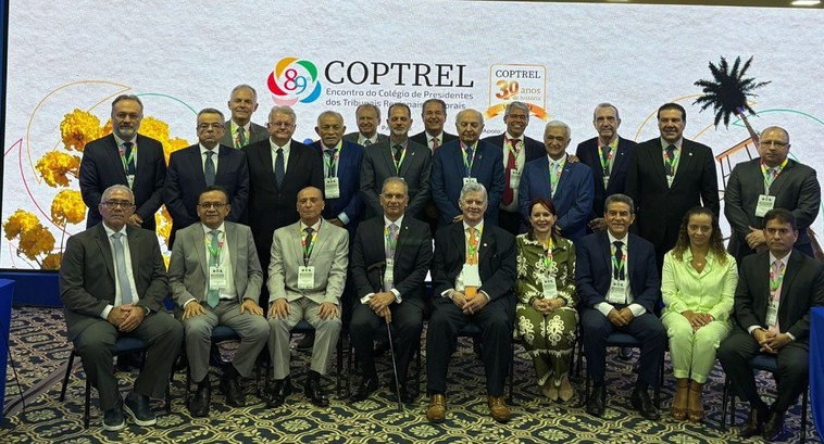 A imagem mostra os presidentes dos TREs posando para uma foto oficial durante o 89º Coptrel. O g...