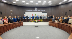 #ParaTodosVerem: Fotografia ampla do plenário do Tribunal de Justiça de Santa Catarina durante a...