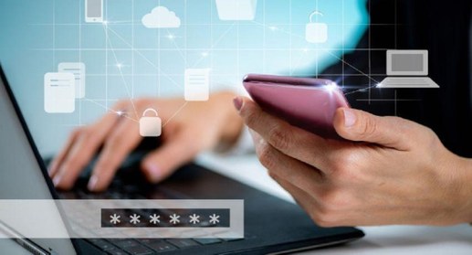 A imagem mostra uma pessoa utilizando um laptop e segurando um smartphone. O cenário remete a um...