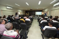imagem colorida de participantes do evento sentados no auditório