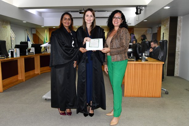 ABMCJ empossa diretoria e homenageia magistradas e servidora do TRE-TO ABMCJ empossa diretoria e homenageia magistradas e servidora do TRE-TO