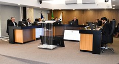 Foto da sessão no Pleno do TRE-TO. Os magistrados do tribunal vestem toga preta.