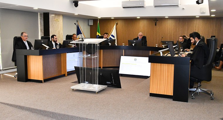 Foto da sessão no Pleno do TRE-TO. Os magistrados do tribunal vestem toga preta.