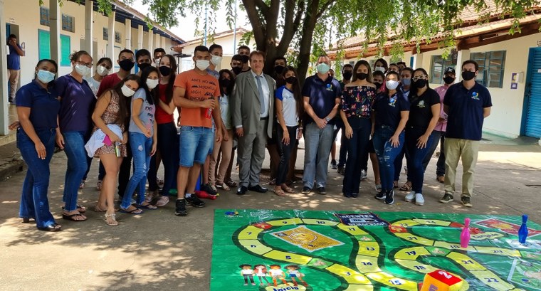 Equipe da 2° ZE com alunos e professores da Escola Estadual Tarso Dutra em Cariri do Tocantins