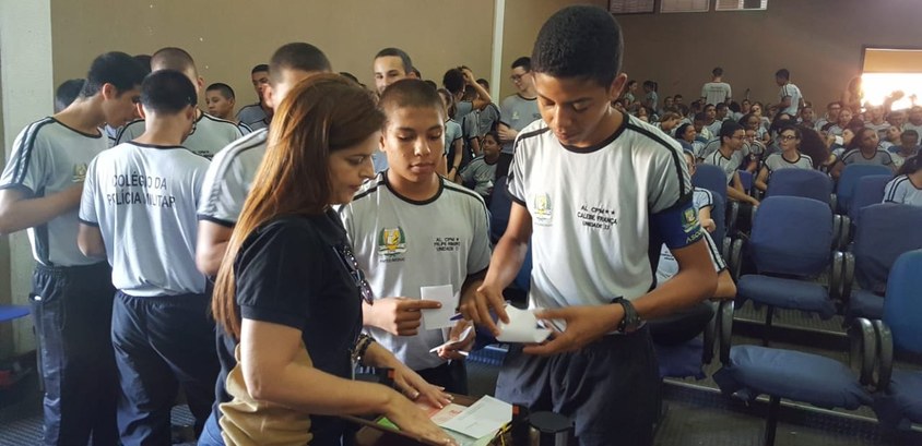 Alunos preenchem cédulas de votação para auditoria das urnas eletrônicas