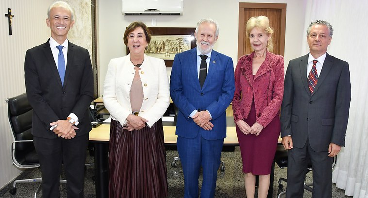 Ângela Issa Haonat é reconduzida ao TRE-TO como desembargadora substituta A imagem mostra cinco pessoas em um ambiente interno, posando para uma foto. Elas estão vestidas...