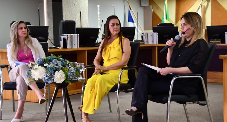 Assédio no ambiente de trabalho é tema de roda de conversa no TRE-TO Foto de três mulheres que conduziram a agenda.