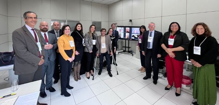 Assessores discutem com secretário de Comunicação do TSE estratégias e trabalho visando as eleições municipais Assessores pousados para a foto