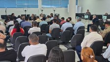 A imagem mostra uma audiência pública realizada em um ambiente institucional, no cartório eleito...