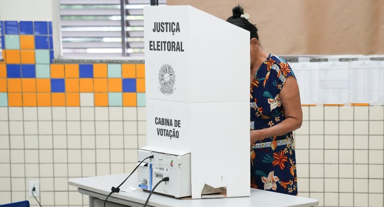 #ParaTodosVerem: Mulher vota em uma urna eletrônica dentro de uma cabine de votação da Justiça E...