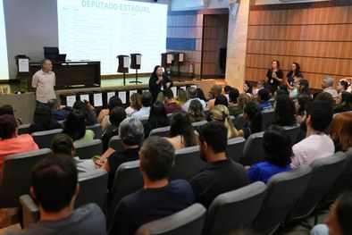 Auxiliares de auditoria preenchem mais de 6 mil cédulas para os testes de Integridade da Urna El...