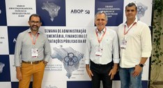 Foto de três servidores do TRE-TO, participantes da 4ª Semana de Administração Orçamentária, Fin...