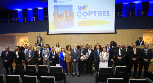 A imagem mostra um grupo de presidentes e representantes reunidos em um auditório durante o 90º ...