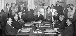 Cerimônia de assinatura do Código Eleitoral de 1945