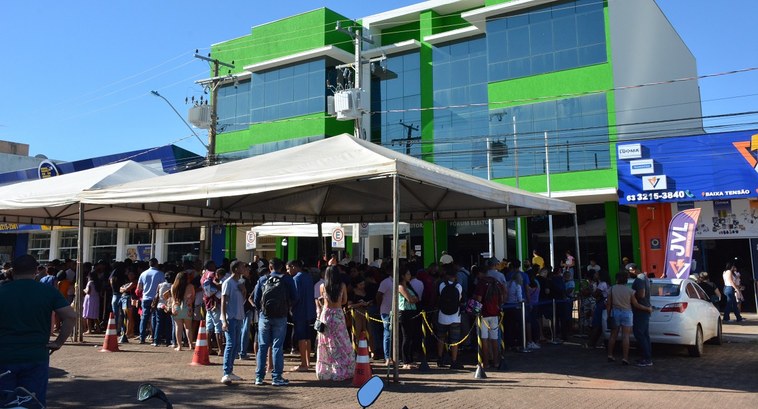 Eleitores em fila esperando atendimento do lado de fora do cartório da 29ª Zona Eleitoral em Pal...