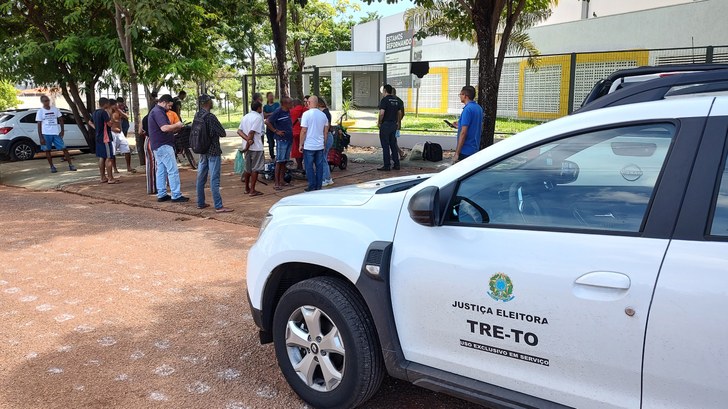 Integrantes do comitê Pop Rua Jud do TRE-TO visita pessoas em situação de rua.