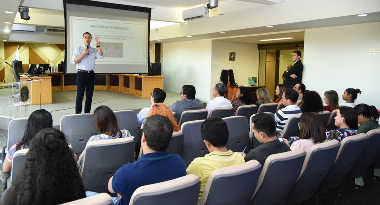 Consultor financeiro orienta servidores do TRE-TO sobre carreira, consumo e investimentos Consultor financeiro orienta servidores do TRE-TO sobre carreira, consumo e investimentos