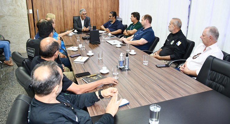 Coordenador da Polícia Judicial do TRE-TO, juiz Jocy Gomes conhece atribuições da segurança institucional em primeira reunião da Poljud A imagem mostra uma reunião institucional realizada em uma sala de reuniões, com várias pessoas ...