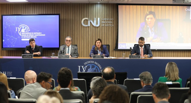 A imagem mostra um evento formal realizado no plenário do CNJ. Na mesa principal, quatro autorid...