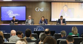 A imagem mostra um evento formal realizado no plenário do CNJ. Na mesa principal, quatro autorid...