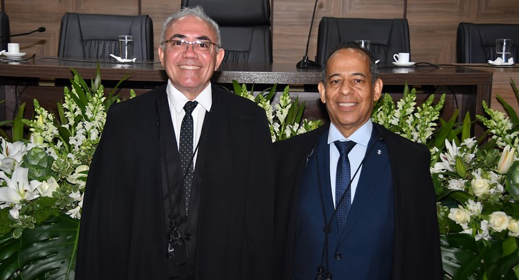 A imagem mostra os desembargadores Adolfo Amaro Mendes e João Rodrigues Filho, sorridentes, em p...