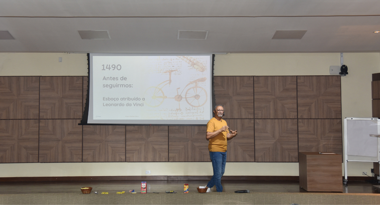 Criatividade em movimento: servidores do TRE-TO participam de jornada sobre inovação A imagem mostra o servidor Dourival em pé, dando uma palestra no auditório do TRE-TO. Ele está e...