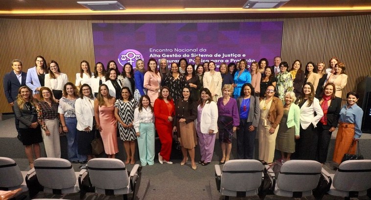 Debate sobre inclusão feminina no sistema de Justiça, realizado em Brasília, conta com participação do TRE-TO A imagem mostra um grande grupo de mulheres e alguns homens reunidos em um auditório para um eve...