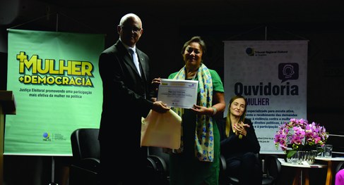 Debatedora Magda Suely recebe certificado por participação em roda de conversa